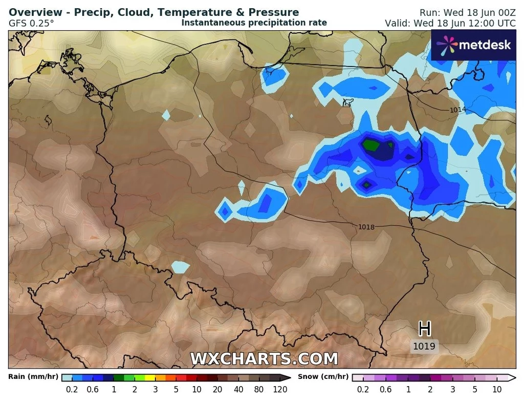 Mapa z wizualizacją poziomu opadów na terenie Polski, uwzględniająca różne natężenia deszczu od centralnej do północno-wschodniej części kraju. Dominują jasnoniebieskie i zielone obszary świadczące o większej intensywności opadów, podczas gdy większa c...