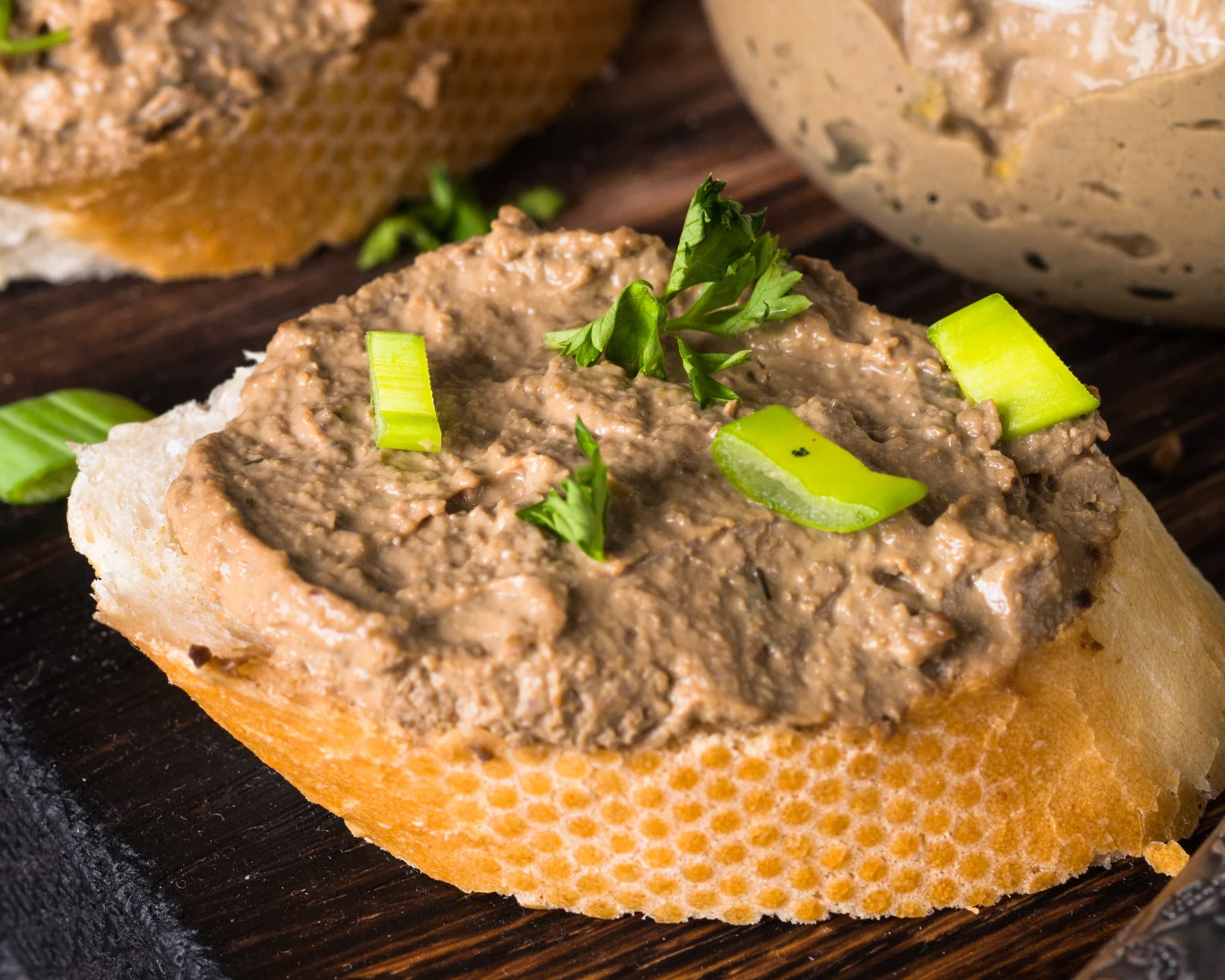 Domowa pasta z tuńczyka z tym dodatkiem smakuje obłędnie. Możesz jeść ją na śniadanie wraz z pieczywem, dodać do sałatki lub innego posiłku Domowa pasta z tuńczyka z tym dodatkiem smakuje obłędnie. Możesz jeść ją na śniadanie wraz z pieczywem, dodać do sałatki lub innego posiłku