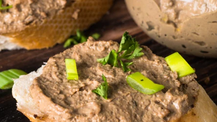 Domowa pasta z tuńczyka z tym dodatkiem smakuje obłędnie. Możesz jeść ją na śniadanie wraz z pieczywem, dodać do sałatki lub innego posiłku