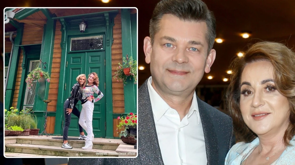 Posiadłość Martyniuków pod Białowieżą Dwie kobiety pozują na schodach przed zielonym, drewnianym domem, otoczonym doniczkami z kwiatami, na drugim planie widać mężczyznę i kobietę pozujących razem w eleganckich strojach na tle rozświetlonego pomieszczenia.