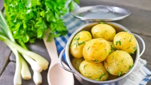 Młode ziemniaki wychodzą wodniste? Wystarczy, że dodasz to podczas ich gotowania