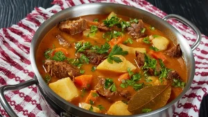 Połączenie leczo i gulaszu. Bułgarski gjuwecz jest wybitny