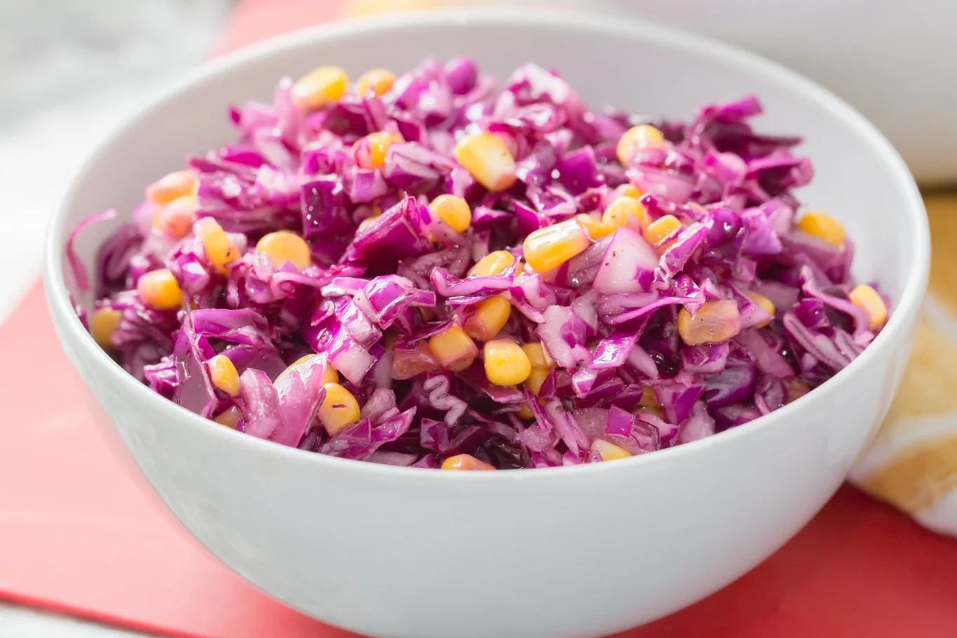 Ta surówka z dodatkiem kukurydzy to obiadowy hit Ta surówka z dodatkiem kukurydzy to obiadowy hit