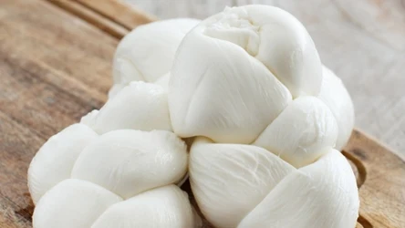 Mozzarella to ser, który warto jeść, będąc na diecie. 