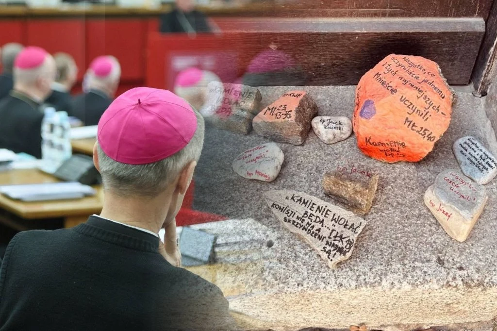 Po decyzji biskupów ludzie kładą przed budynkami kurii kamienie. Na nich nieprzypadkowe napisy (fot. biskupi: Wojciech Olkusnik/East News, kamienie: z archiwum Moniki Białkowskiej) Biskupi w różowych piuskach uczestniczący w spotkaniu, na pierwszym planie kamienie z napisami odnoszącymi się do kwestii społecznych, religijnych lub historycznych, ułożone na podłożu.