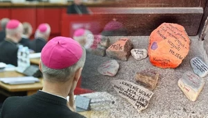 Po decyzji biskupów ludzie kładą przed budynkami kurii kamienie. Na nich nieprzypadkowe napisy (fot. biskupi: Wojciech Olkusnik/East News, kamienie: z archiwum Moniki Białkowskiej)