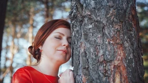 Kąpiele leśne mają na celu głęboki relaks, redukcję stresu oraz odbudowę psychicznej i fizycznej równowagi