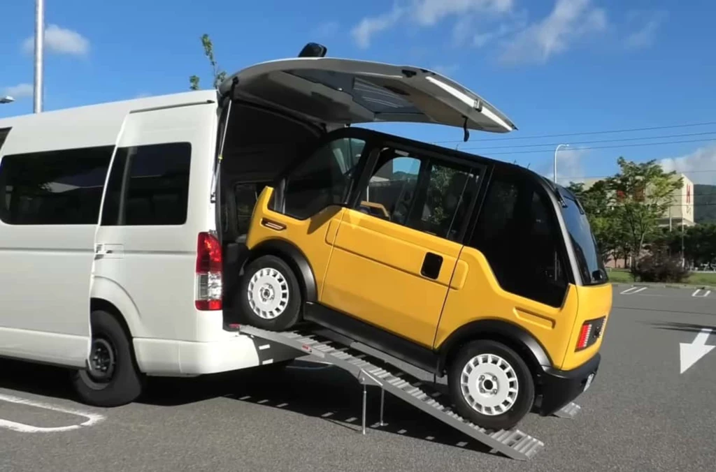 Mibot jest tak mały, że mieści się w przestrzeni ładunkowej Toyoty HiAce.