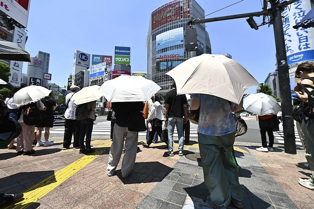 Skrzyżowanie Shibuya w stolicy Japonii, Tokio. Japończycy zmagają się obecnie z falą potężnych upałów. W środę do szpitali z podejrzeniem udaru cieplnego trafiło ponad 50 osób Skrzyżowanie Shibuya w stolicy Japonii, Tokio. Japończycy zmagają się obecnie z falą potężnych upałów. W środę do szpitali z podejrzeniem udaru cieplnego trafiło ponad 50 osób
