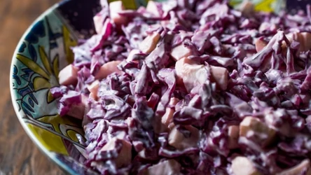 Chrupiąca surówka z czerwonej kapusty z dodatkiem lekkiego sosu