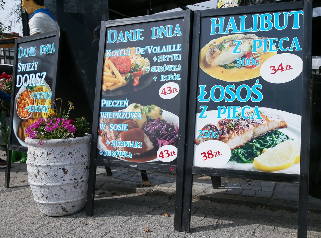 UOKiK skontrolował restauracje. Ujawniono ukryte opłaty i mniejsze porcje (zdjęcie ilustracyjne)