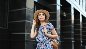 Najlepsza sukienka na lato dla kobiet w każdym wieku. Gwiazdy ją uwielbiają