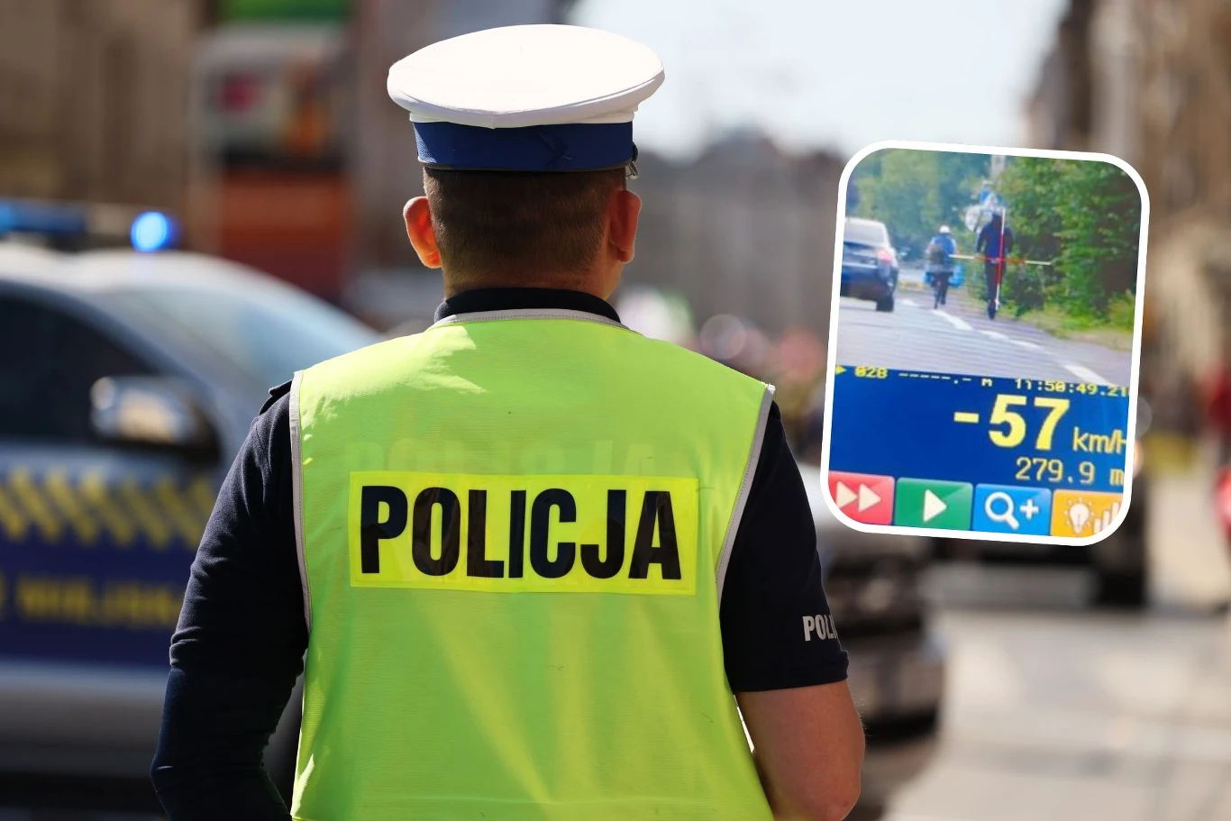 Kierujący hulajnogą przekroczył prędkość o 37 km/h Policjant w żółtej kamizelce z napisem 'Policja', stojący na ulicy przy radiowozie, z wstawionym kadrem z radaru pokazującym pomiar prędkości i sylwetki osób jadących na rowerach.