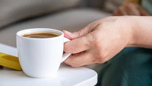 Filiżanka kawy to dla wielu osób punkt obowiązkowy poranka. Podpowiadamy, w jaki sposób ją przygotować, aby cieszyć się dodatkowymi benefitami z jej picia.