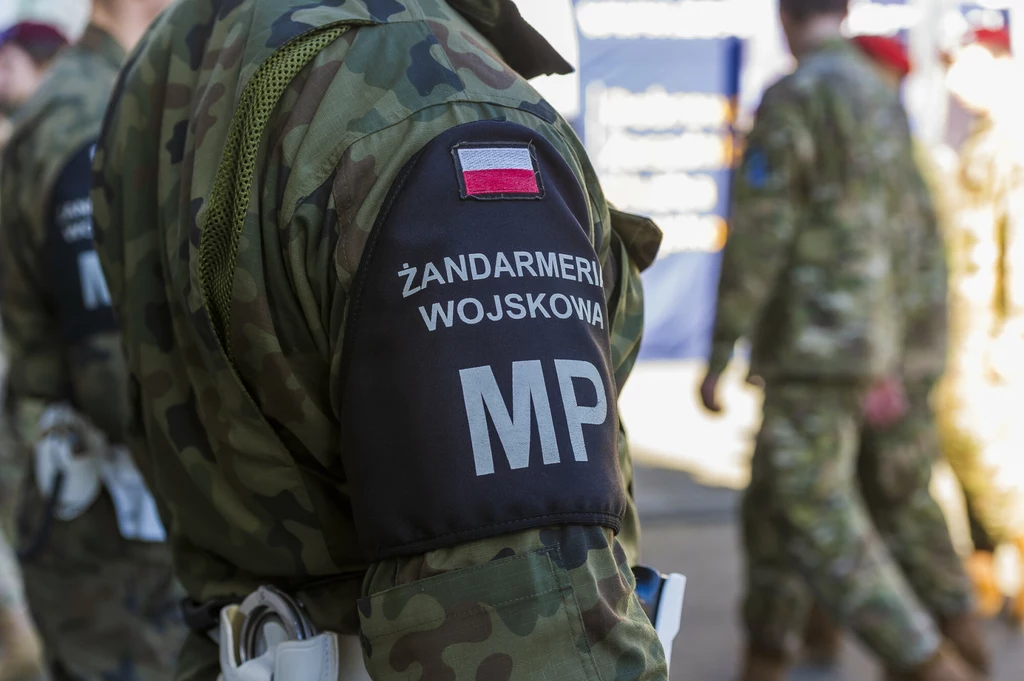 Żandarmeria Wojskowa to jedna z formacji, której kompetencje w zakresie kontroli drogowej są bardzo ograniczone. Żandarmeria Wojskowa to jedna z formacji, której kompetencje w zakresie kontroli drogowej są bardzo ograniczone.