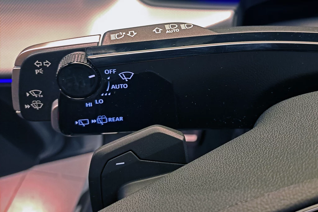 Audi Q3 wprowadziło dźwignię integrującą obsługę świateł z funkcjami wycieraczek. Audi Q3 wprowadziło dźwignię integrującą obsługę świateł z funkcjami wycieraczek.