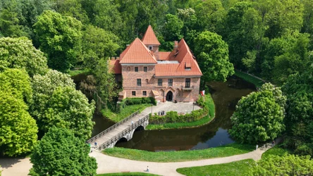 Zamek w Oporowie wygląda jak z bajki 