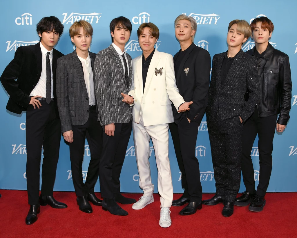 (od lewej) V, Suga, Jin, J-Hope, RM, Jimin i Jungkook - członkowie BTS (od lewej) V, Suga, Jin, J-Hope, RM, Jimin i Jungkook - członkowie BTS