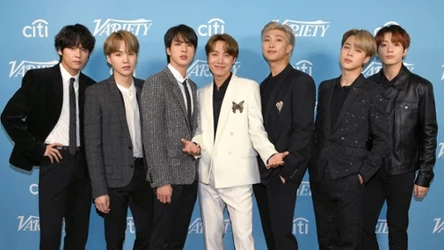 (od lewej) V, Suga, Jin, J-Hope, RM, Jimin i Jungkook - członkowie BTS