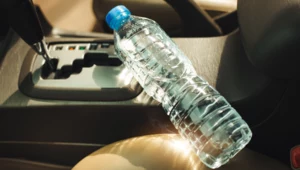 Plastikowa butelka wody naprawdę może wywołać pożar auta. To nie mit