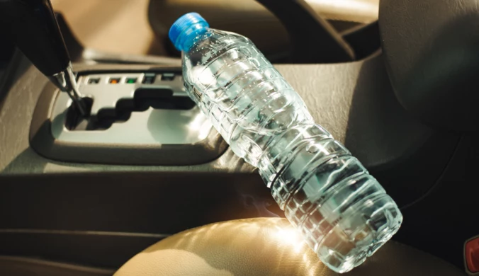Plastikowa butelka wody naprawdę może wywołać pożar auta. To nie mit