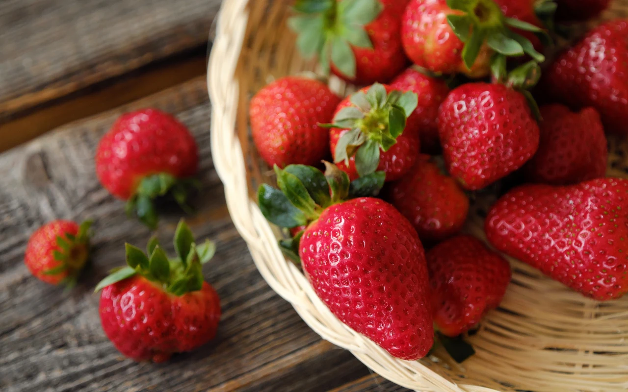 Jak usunąć plamy z truskawek?