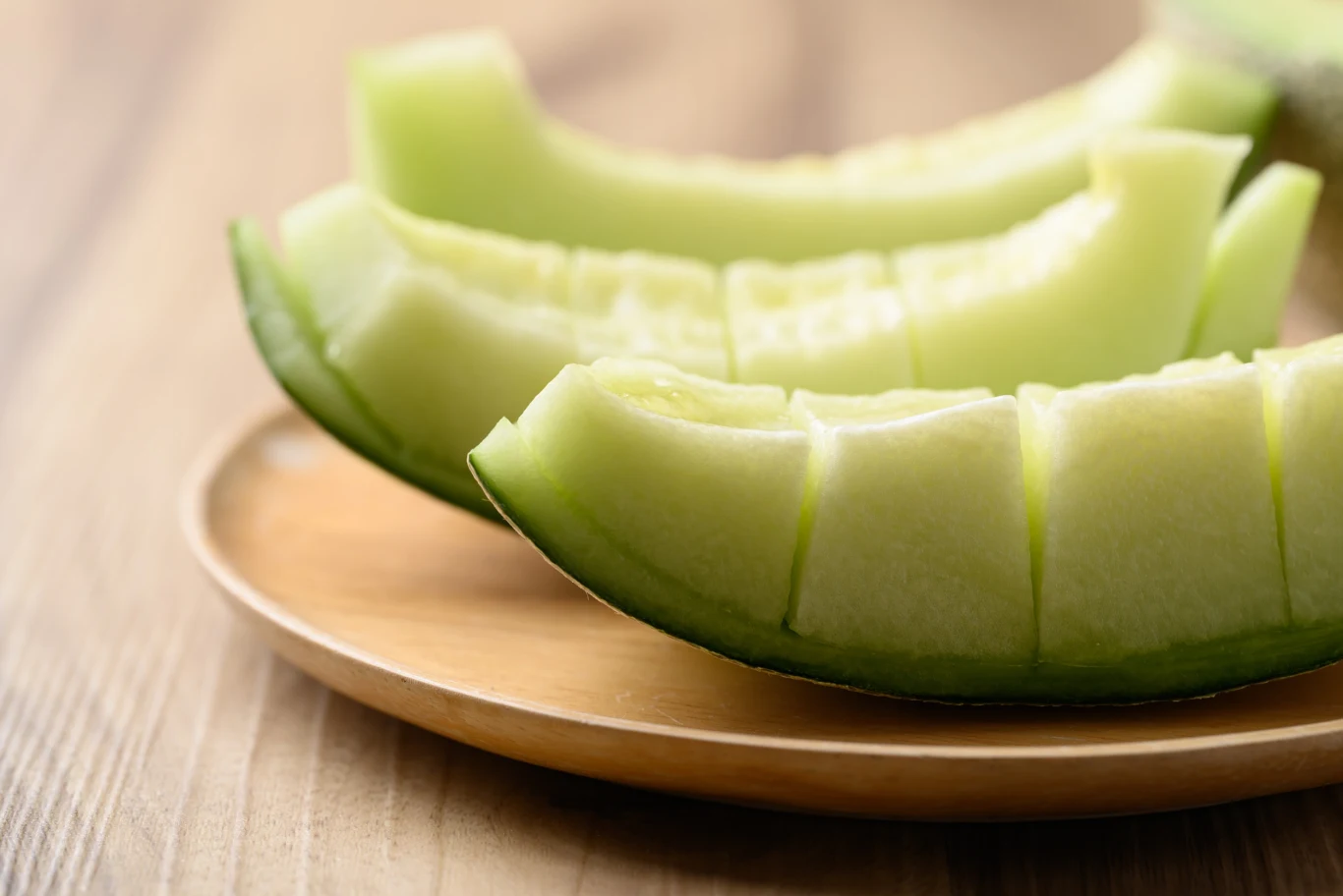 Żółty melon ze skórką pokrojony na kawałki 