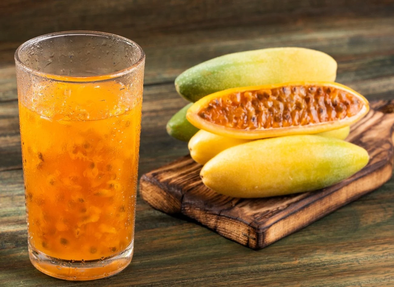 Jest podłużna jak banan, a w środku kryje miąższ marakui. Jest podłużna jak banan, a w środku kryje miąższ marakui.