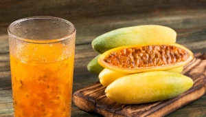 Jest podłużna jak banan, a w środku kryje miąższ marakui.