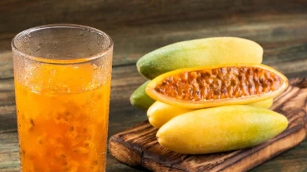 Jest podłużna jak banan, a w środku kryje miąższ marakui.