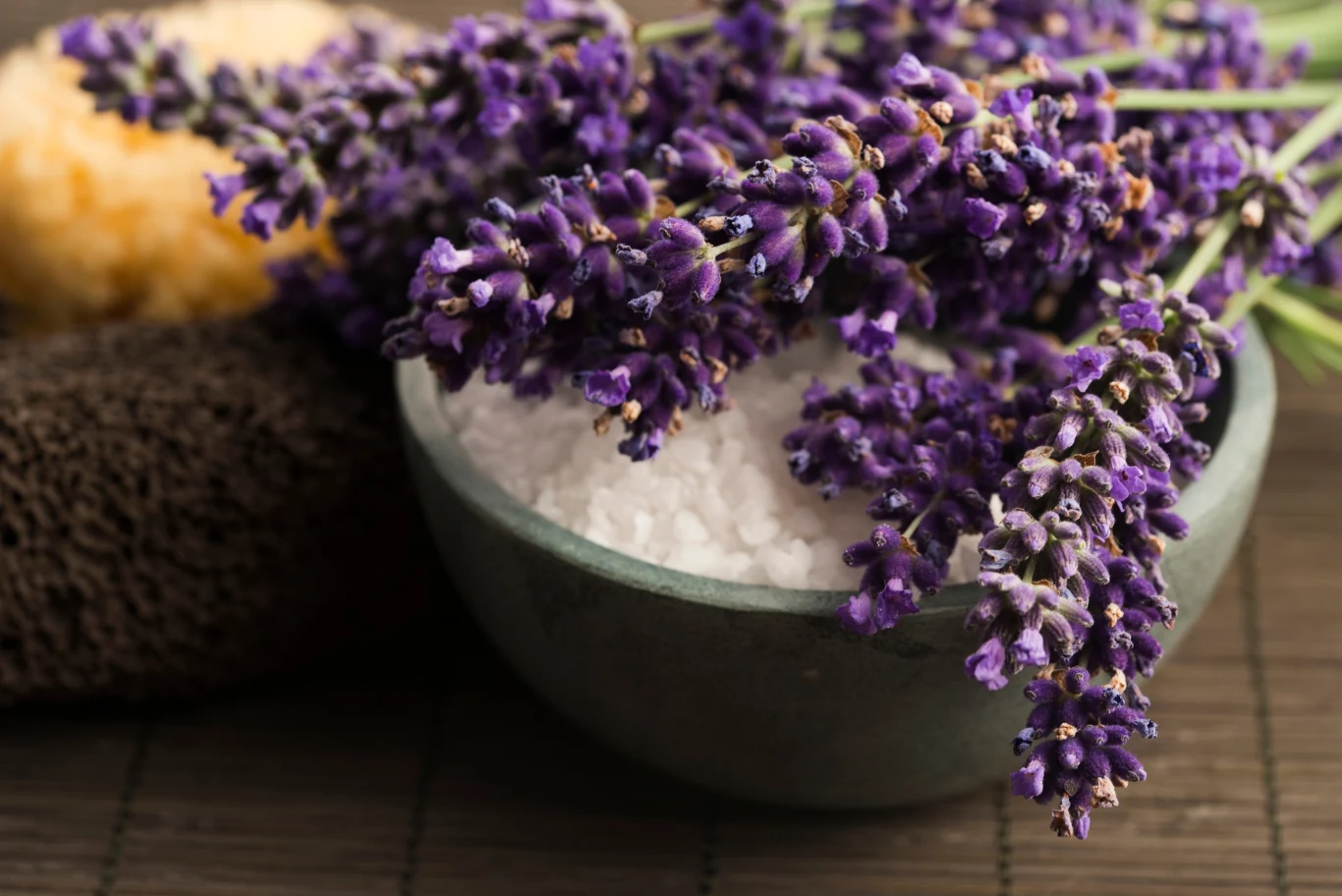 Zerwij w ogródku i wrzuć do miski z wodą. Lawenda pomoże na opuchnięte i ciężkie nogi