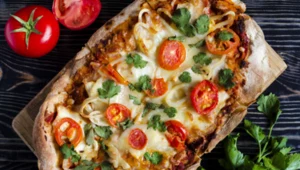 Smaczniejsza od pizzy i mniej kaloryczna. Fenomen internetu - włoska pinsa gotowa w 7 minut