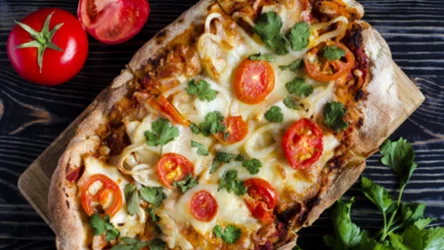 Smaczniejsza od pizzy i mniej kaloryczna. Fenomen internetu - włoska pinsa gotowa w 7 minut