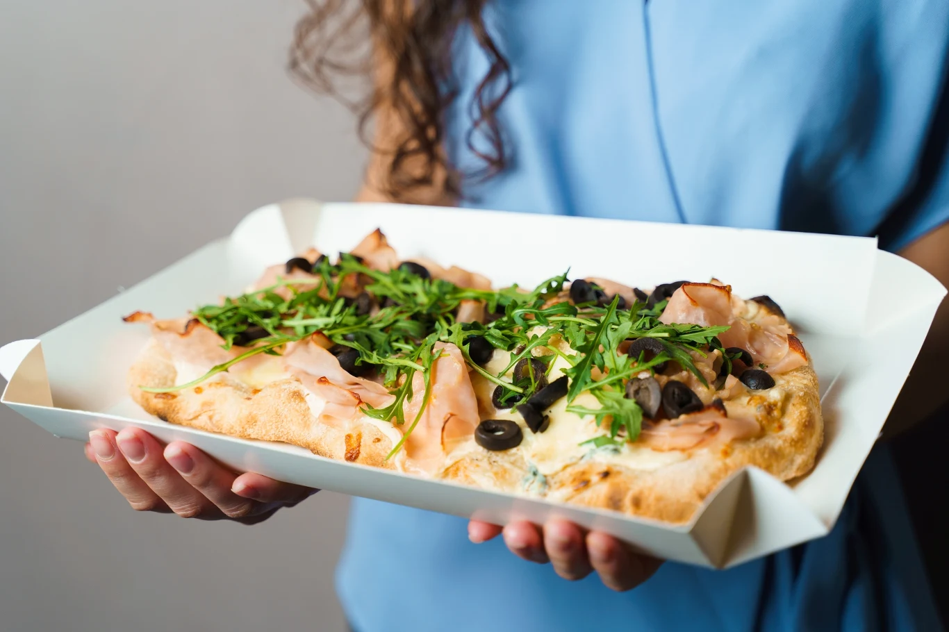 Hit internetu - szybka pinsa z oliwkami, rukolą i szynką 