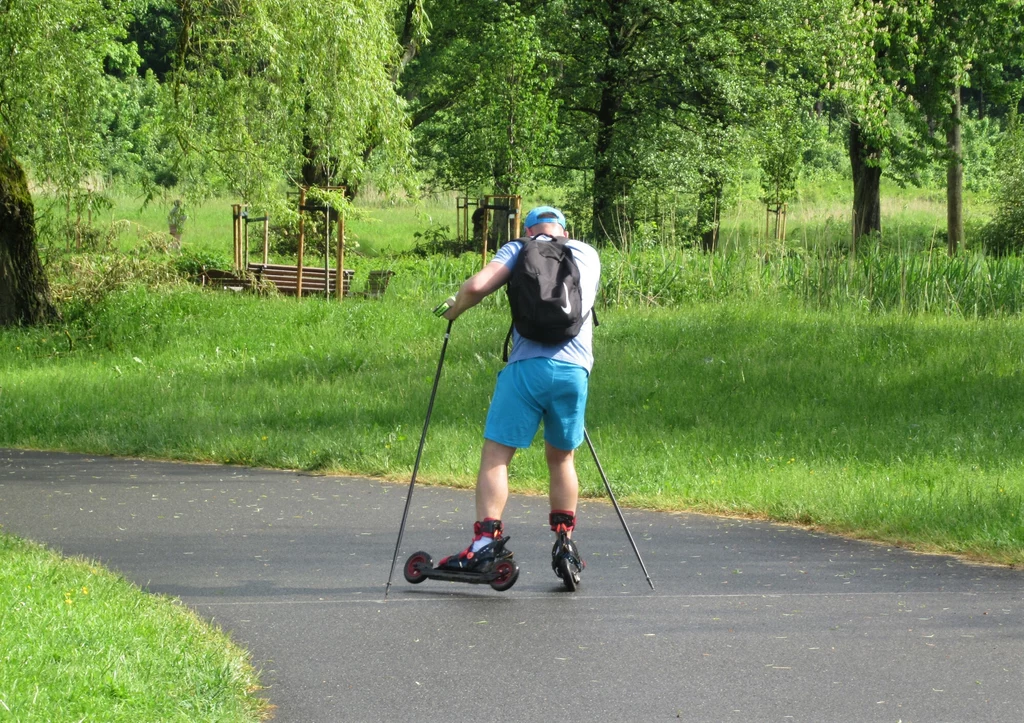 Seniorzy mogą z powodzeniem jeździć na nartorolkach Seniorzy mogą z powodzeniem jeździć na nartorolkach