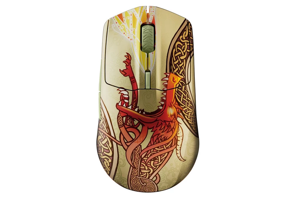 SteelSeries Custom Wireless | Edycja CS2 Dragon Lore Edition Bezprzewodowa mysz komputerowa ozdobiona grafiką przedstawiającą smoka w stylu celtyckim, z motywami plecionek na jasnym tle.