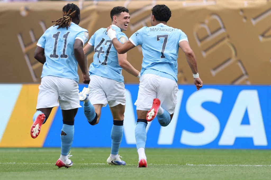 Phil Foden (w środku) wpisał się na listę strzelców już w drugiej minucie gry Phil Foden (w środku) wpisał się na listę strzelców już w drugiej minucie gry
