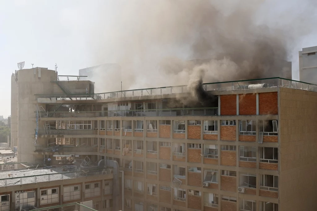 Iran uderzył w Izrael. Rakiety spadły na szpital Soroka w Beer Szewie Iran uderzył w Izrael. Rakiety spadły na szpital Soroka w Beer Szewie