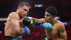 Jaime Munguia (z prawej) w pojedynku z Canelo Alvarezem