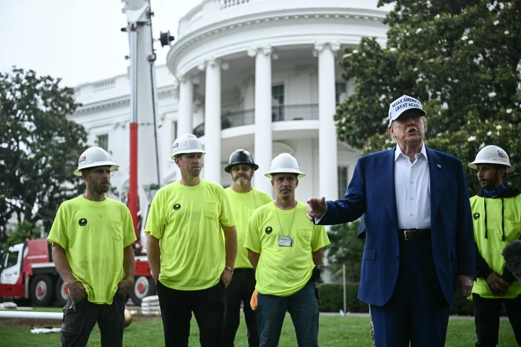 Donald Trump zwrócił się do pracowników budowlanych. "Są tu jacyś nielegalni migranci?" Donald Trump zwrócił się do pracowników budowlanych. "Są tu jacyś nielegalni migranci?"