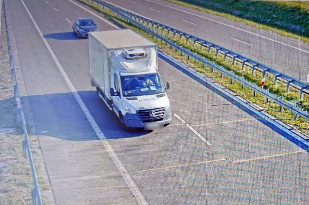 Kierowca dostawczego Mercedesa zignorował specjalny znak na drodze S19 Kierowca dostawczego Mercedesa zignorował specjalny znak na drodze S19