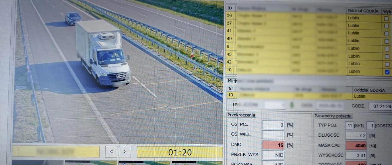 Samochód dostawczy poruszający się lewym pasem autostrady, widoczny z lotu ptaka dzięki kamerze monitorującej ruch, po prawej stronie fragment ekranu komputera z tabelą zawierającą dane pojazdu oraz jego parametry techniczne.