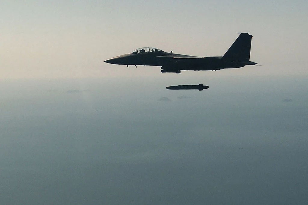 Samolot F-15K wystrzeliwujący pocisk Taurus, który Ukraińcy chcieliby otrzymać od Niemiec (zdjęcie ilustracyjne) Samolot F-15K wystrzeliwujący pocisk Taurus, który Ukraińcy chcieliby otrzymać od Niemiec (zdjęcie ilustracyjne)