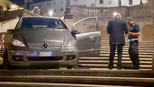 80-latek utknął Mercedesem na zabytkowych schodach. Potrzebny był dźwig 