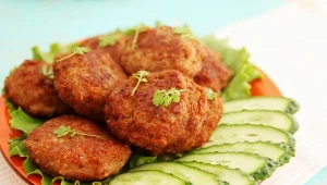 Kotlety z cukinii i płatków owsianych są bardzo dobre i zdrowe. 