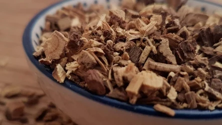 Niewielką ilością sproszkowanego korzenia lukrecji możesz posłodzić kawę czy herbatę.