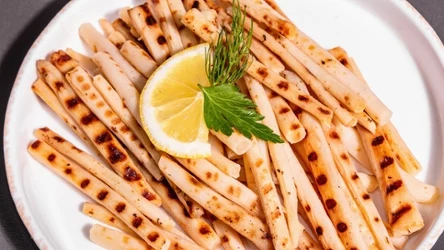 Skorzonera pysznie smakuje w wersji grillowanej lub gotowanej z bułką tartą