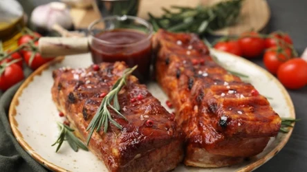 Odpowiednia marynata sprawi, że boczek z grilla będzie smakował doskonale 