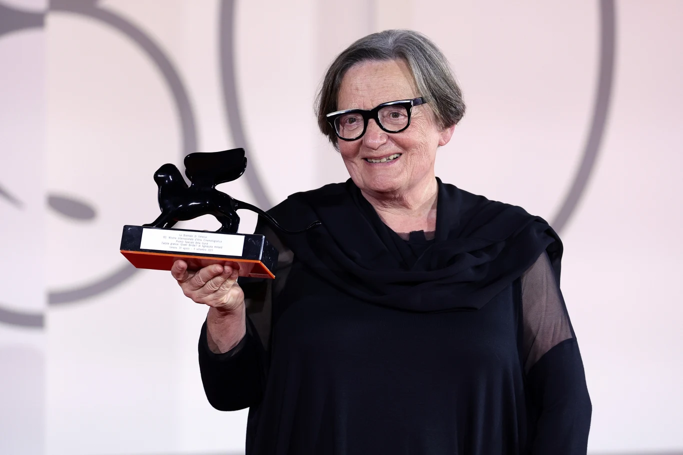 Agnieszka Holland z Nagrodą Specjalną Jury na 80. MFF w Wenecji w 2023 roku Agnieszka Holland z Nagrodą Specjalną Jury na 80. MFF w Wenecji w 2023 roku