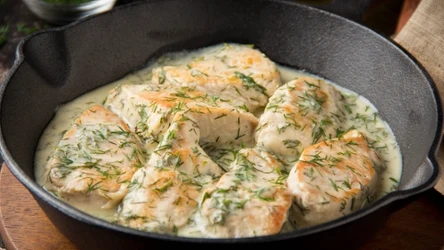 Delikatny kurczak w kremowym sosie śmietanowym 